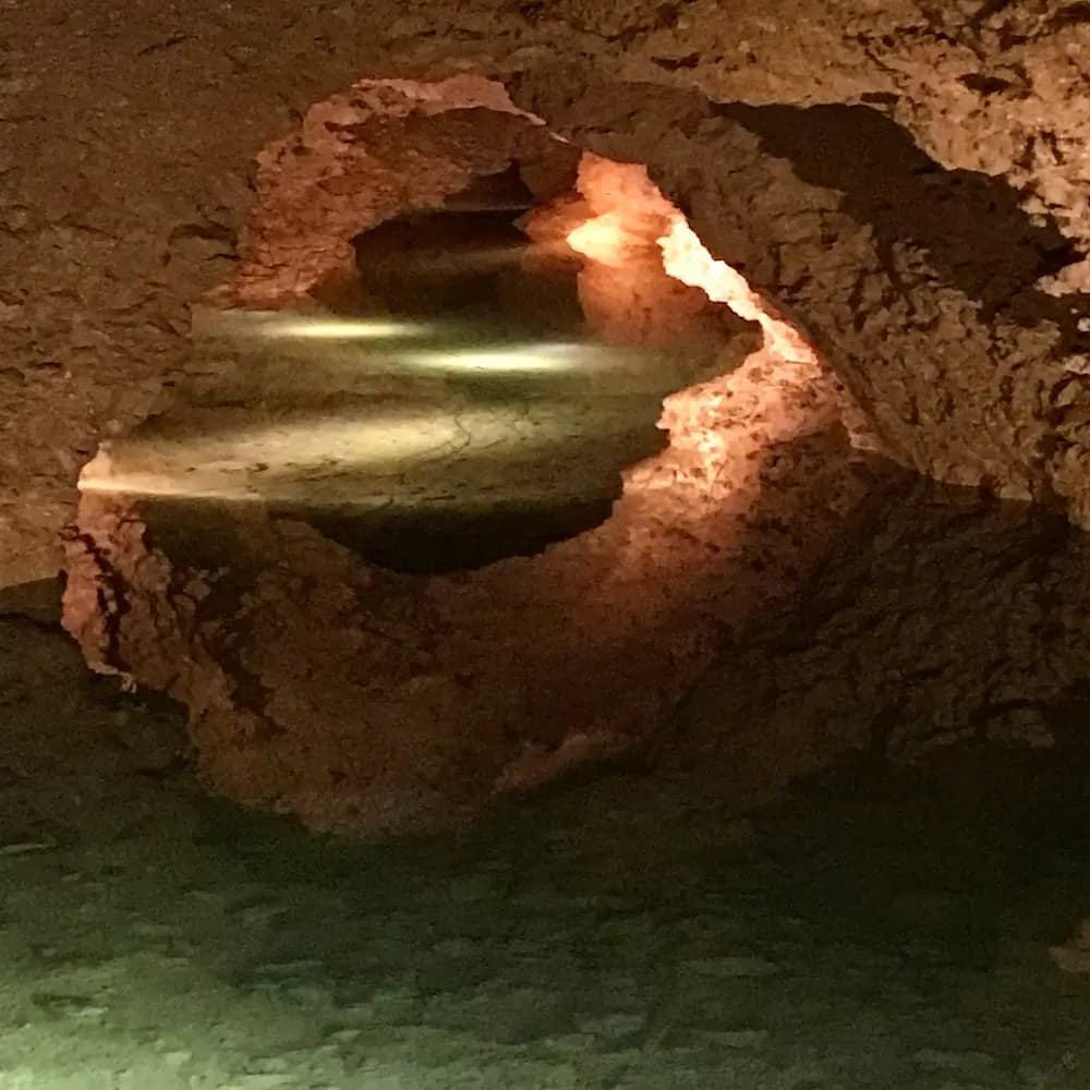 Bassin d'eau dans les grottes de la Balme