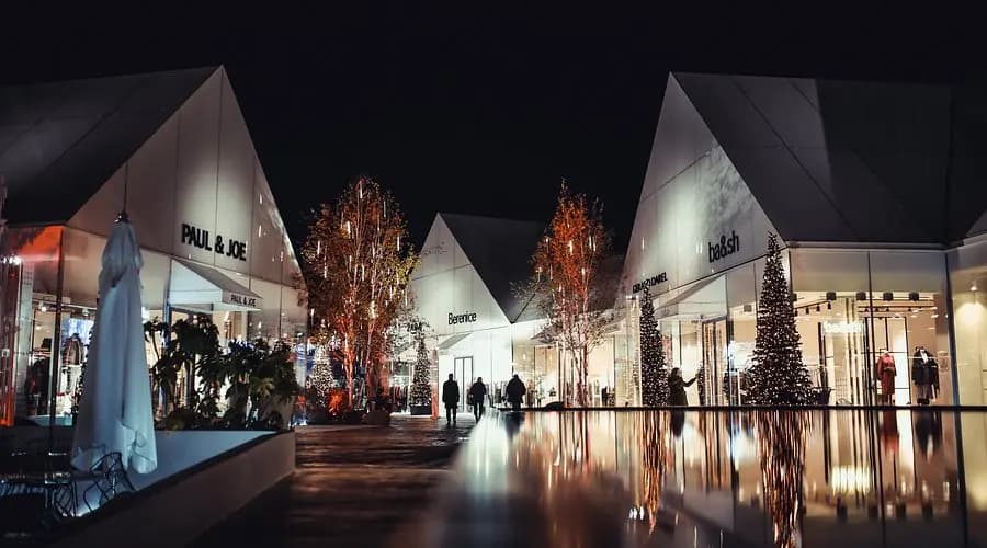 Boutiques dans le centre commercial The Village